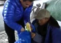 71岁老人露宿街头 以捡破烂为生