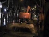 半夜施工挖断自来水管道 水流喷出半米高