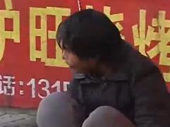 小伙子露宿街头 热心人想帮忙却被骂