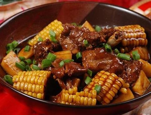 美味的排骨炖玉米