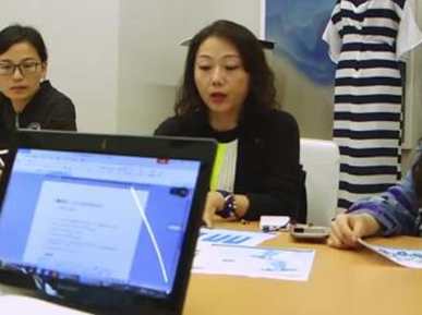 刘薇:我为上合组织青岛峰会志愿者设计服装_cninr 观海亭中凭阑坐,满眼波光满眼帆,夏日的青岛将迎来上合组织扩员后的首次峰会。今天的《上合大使观》,我们认识一下阿塞拜疆、亚美尼亚和土耳其的驻华大使,听听他们对上合组织青岛峰会的期待。 【视频未经版权方允许,不得转载;转载请注明来源,否则将追究法律责任。】