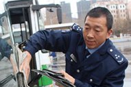城阳故事|与时间赛跑，公交车直达急救室——见义勇为的杨建军