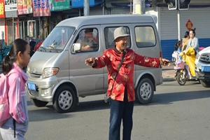 177《莱西长岛路有个“爱管闲事”的大爷，经常呲哒人，却赢得路人点赞！》