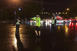 《致敬｜风雨中，他们正在守护这座城……（组图）》