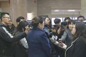 出席市十六届人大三次会议的代表向大会报到