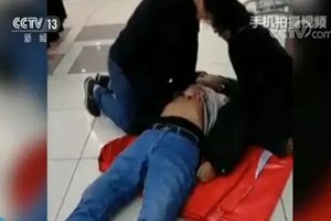 监控拍下生死瞬间！青岛一老人超市昏厥，过路医生跪地急救