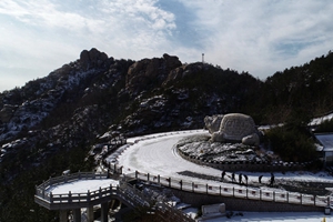 航拍：雪后崂山美成了一幅水墨画 巨峰降雪厚达15厘米