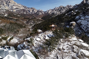 航拍：雪后崂山美成了一幅水墨画 巨峰降雪厚达15厘米