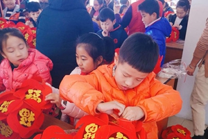 喜迎新春 2019 快乐包饺子！ 邻 里 情 更 深！