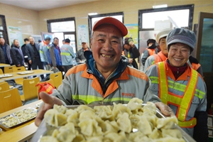 环卫工坚守春节一线 包饺子迎新年