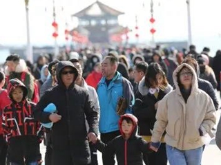 人从众，全国景区已挤到质壁分离！