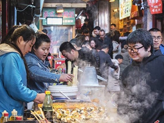 劈柴院美食荟萃游人如织 成来青游玩“必选项”