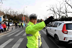 机动车礼让斑马线 护导行人有序过路  人潮车流中 文明交通蔚然成风