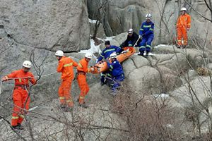 六旬驴友爬崂山从高处滚落，41人接力抬下山，可惜……