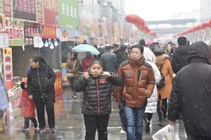 实拍雪天里的糖球会 有一种对美食的爱雨雪无阻