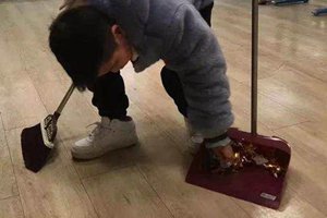 家长请钟点工给孩子教室搞卫生，网友炸锅