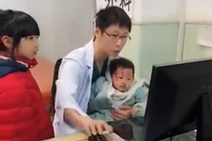 急诊男医生边哄孩子边看病，网友：太帅了！