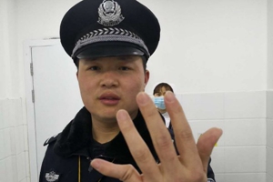 女子暴力抗法竟把民警手指掰折45°