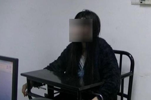 情侣动车上闹分手 女子泄愤抄消防锤砸车门玻璃