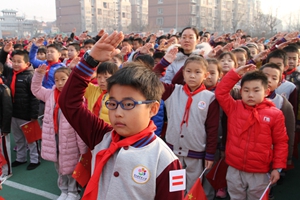 雏鹰奋进新时代！湘潭路小学校园快闪致敬祖国