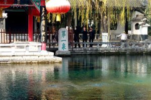 冬春连旱致趵突泉水位今年首亮“橙警”，遭遇喷涌危机