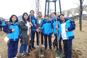 播种绿色！青岛十七中学生参加青岛世博园植树节活动