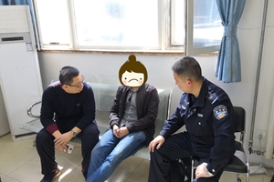 男子服安眠药放火自杀 小港派出所民警强行破门救人