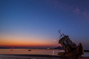 实拍田横岛夜空 星轨银河引人醉