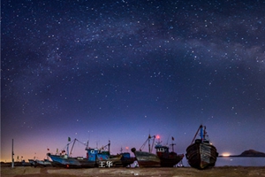 实拍田横岛夜空 星轨银河引人醉