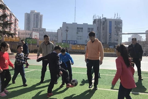 和爸爸一起踢足球！“快乐童年”在基隆路小学温馨上演