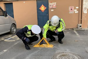 太猖狂! 前脚拆后脚又装 李沧交警继续拆违法地锁