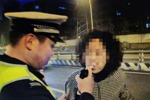 女司机深夜醉驾被查 碎碎念两小时求交警放过