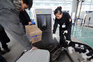 不配合安检并辱骂殴打安检员和旅客，女子被行政拘留