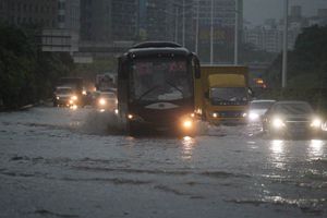 深圳暴雨引发洪水多人被冲走 2人遇难9人失联