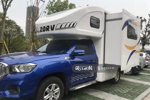 硬核陪读！50万买房车，住在女儿校门口！一脚出校门一脚进家门