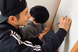 baby手指受伤也陪儿子玩夹糖机 小海绵侧面像足爸爸黄晓明