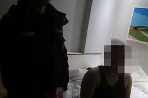 男子多次偷拍女客人洗澡被抓：对不起老婆孩子