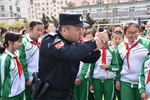 永和路小学生和警察叔叔亲密接触！警务宣传进校园