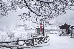 山西芦芽山悬空村迎来春雪 远望似空中楼阁