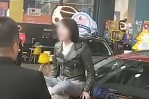 奔驰哭诉维权女车主再报警称遭诽谤！有网文称其“斗原配当小三”