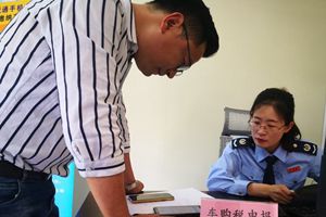 缴税、入保、挂牌 李沧新车主进一个门办三家事