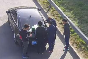 高清无码！这辆鲁B车上的5个人竟在高速上聚餐