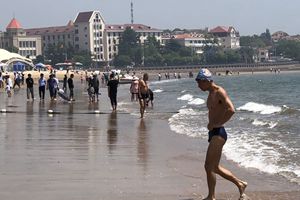 高温来袭 青岛开启度假模式 海边泳装男女已上线