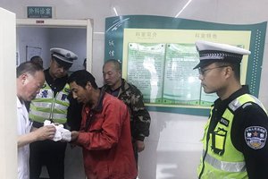 木工锯断三根手指 求助交警紧急开路