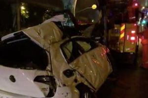 上海小轿车疑遭撞击后翻下10米高架 肇事车辆逃逸