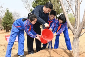 习近平绘出“天蓝山绿水清”的江山丽景图