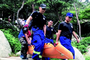 一天两起！游客爬崂山闹悬 救援队提醒爬山量力而行