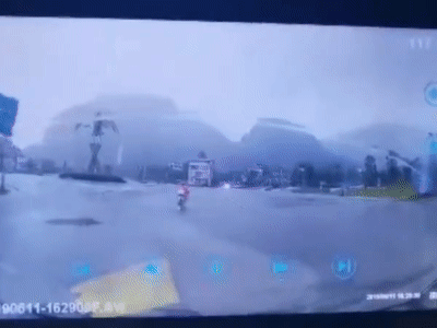 视频惊险！男子雷雨天骑车，一道闪电擦身劈下，路都被炸出坑