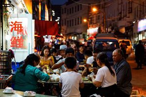 夏日黄岛路的晚上 体验老味道青岛夜生活