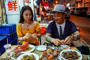 夏日黄岛路的晚上 体验老味道青岛夜生活